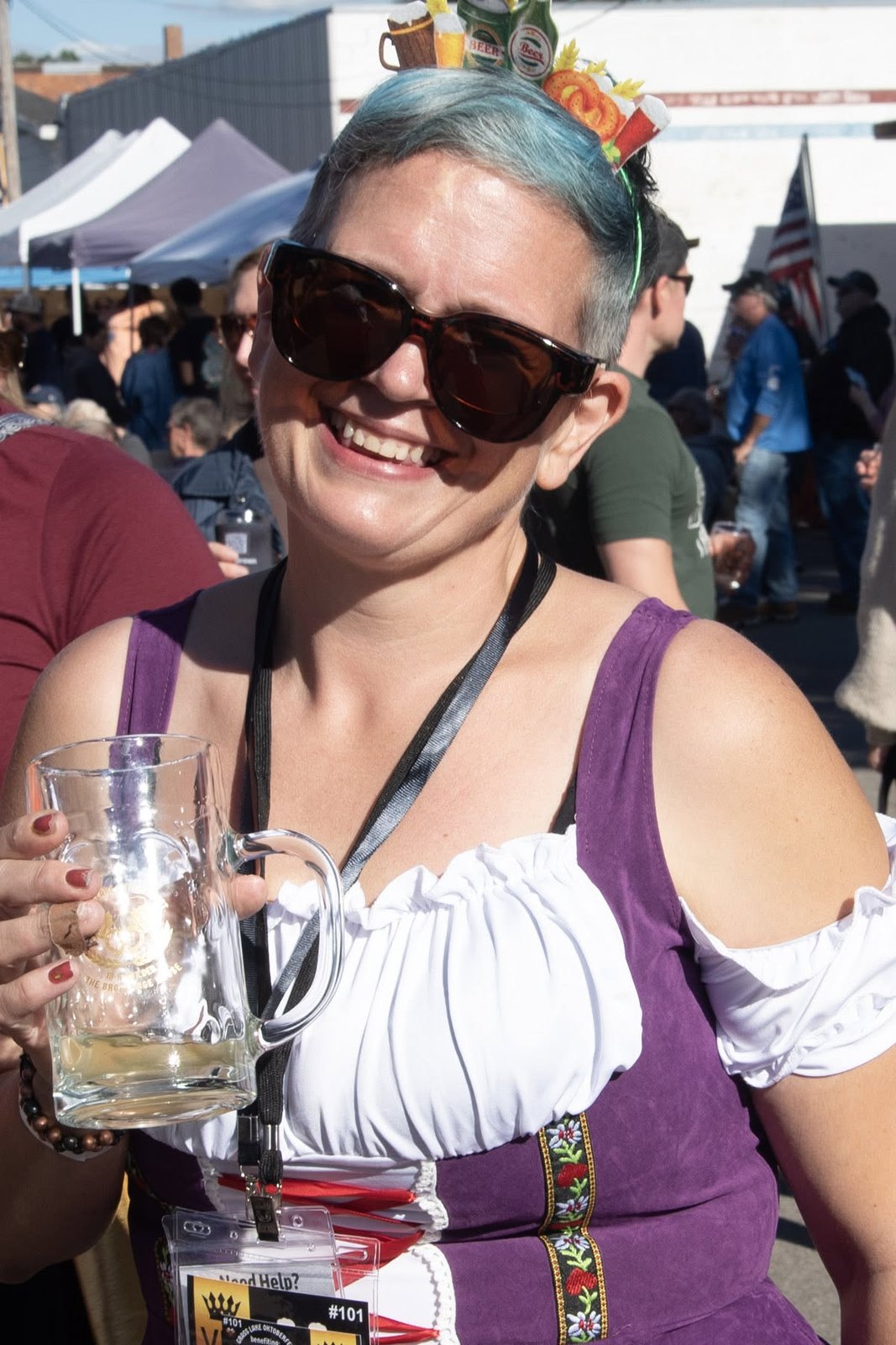 Guest in a dirndl holding a stein